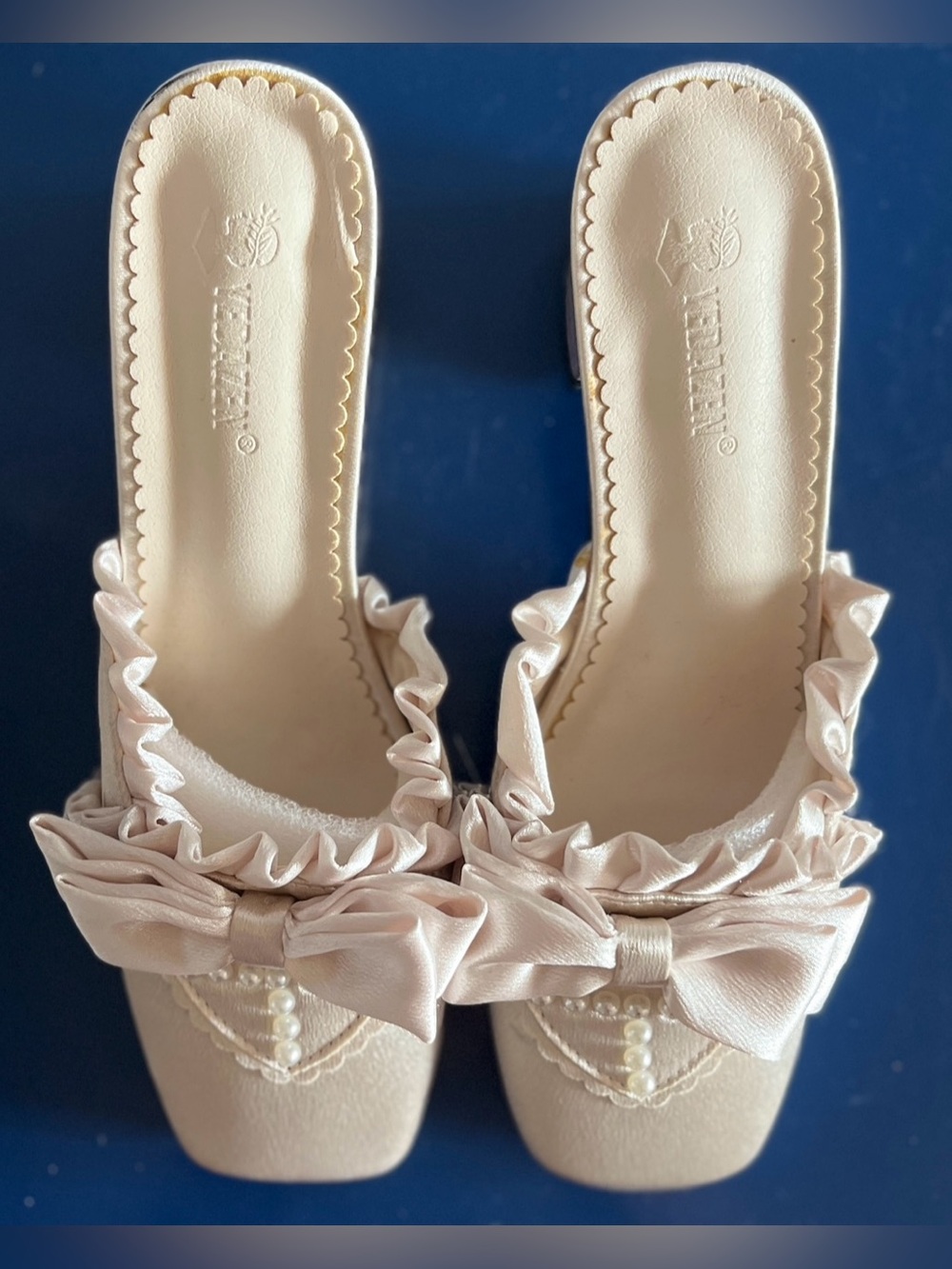 NEW Ivory Satin Ruffle
Bow Block Heel Mules - Square Toe
Pearl Embellish 8.5 /39